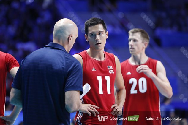 Na zdjęciu: Micah Christenson (w środku)