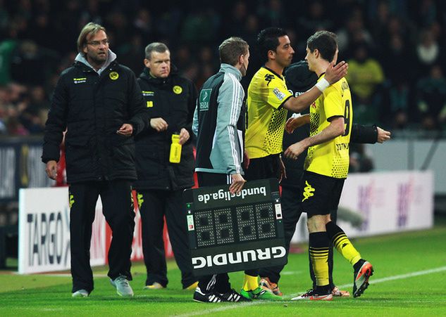 Lucas Barrios zmieniający Roberta Lewandowskiego, fot.: Joern Pollex/GettyImages