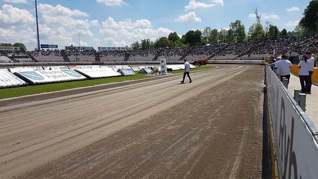 Tor przed meczem. Kibice coraz tłumniej zbierają się na stadionie. Idealna pogoda na żużel! (fot. Dominik Bizoń)