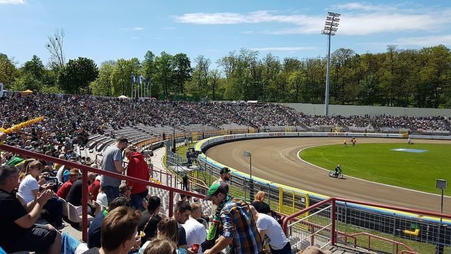 Coraz więcej kibiców na stadionie (fot. Dominik Bizoń)