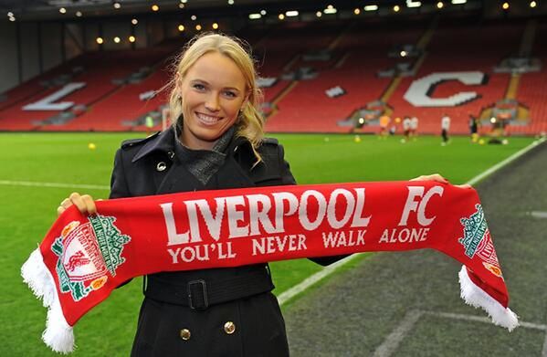 Caroline Wozniacki na stadionie Anfield (fot. Twitter/LFC)