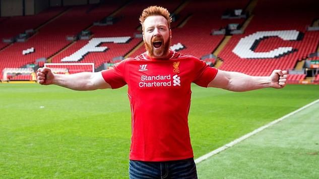 Sheamus podczas wizyty na Anfield w 2015 roku (fot. Materiały Prasowe/WWE)