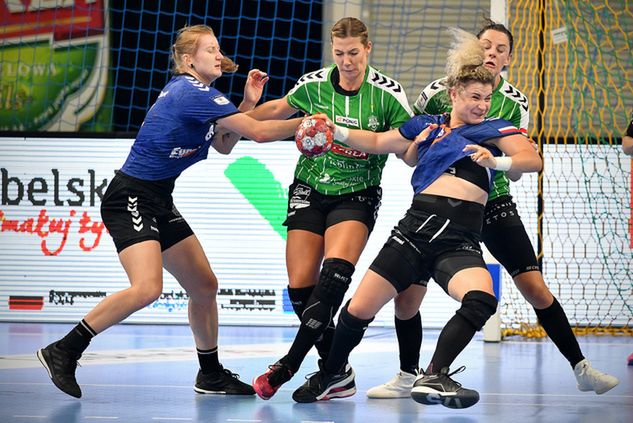 Sylwia Matuszczyk (przy piłce) / PGNiG Superliga Kobiet