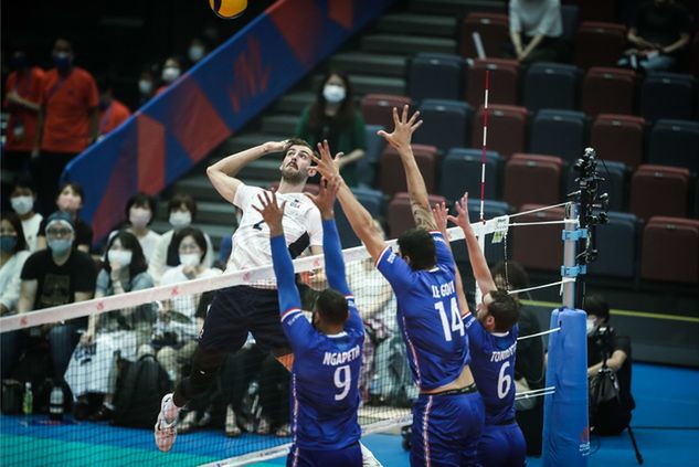 Materiały prasowe/FIVB Na zdjęciu: atakuje Aaron Russell (nr 2)