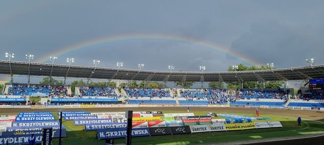 Tęcza nad stadionem.