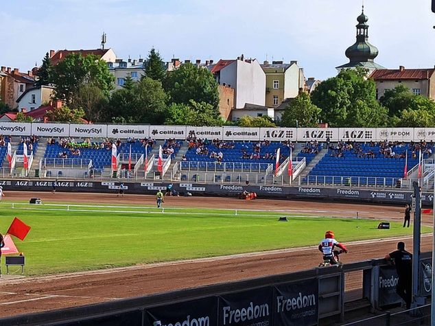 Służby medyczne opatrują Patricka Baeka i Kacpra Łobodzińskiego (fot. Wojciech Ogonowski)