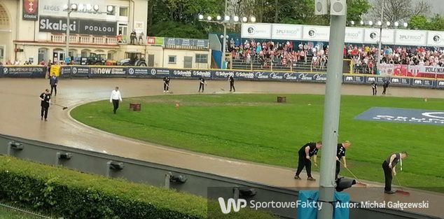 Przed dziesięcioma gracarzami sporo pracy. W ciągu 20 minut zostanie podjęta decyzja o tym czy będzie próba odjechania meczu