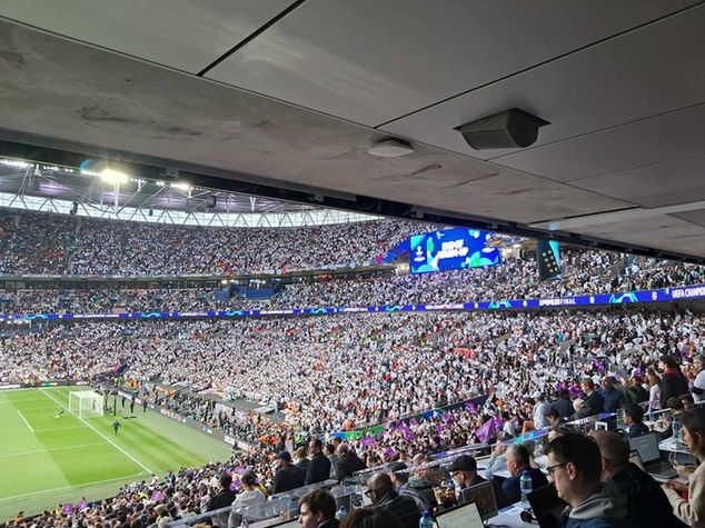 Wszyscy już dotarli na kameralny stadionik