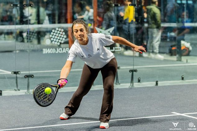 Joanna Jędrzejczyk jak na pierwszy kontakt z padlem radziła sobie bardzo dobrze (fot. CUPRA PADLOWE | Agencja Sportfolio)