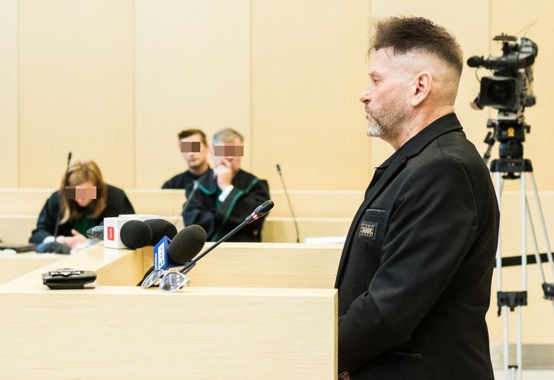 Perfekcyjnie Kwadratowa Fryzura Rutkowskiego W Sądzie Zdjęcia