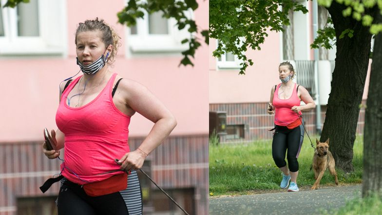 Naturalna Anna Powierza Z Maseczka Pod Broda Jogginguje Z Psem Pudelek