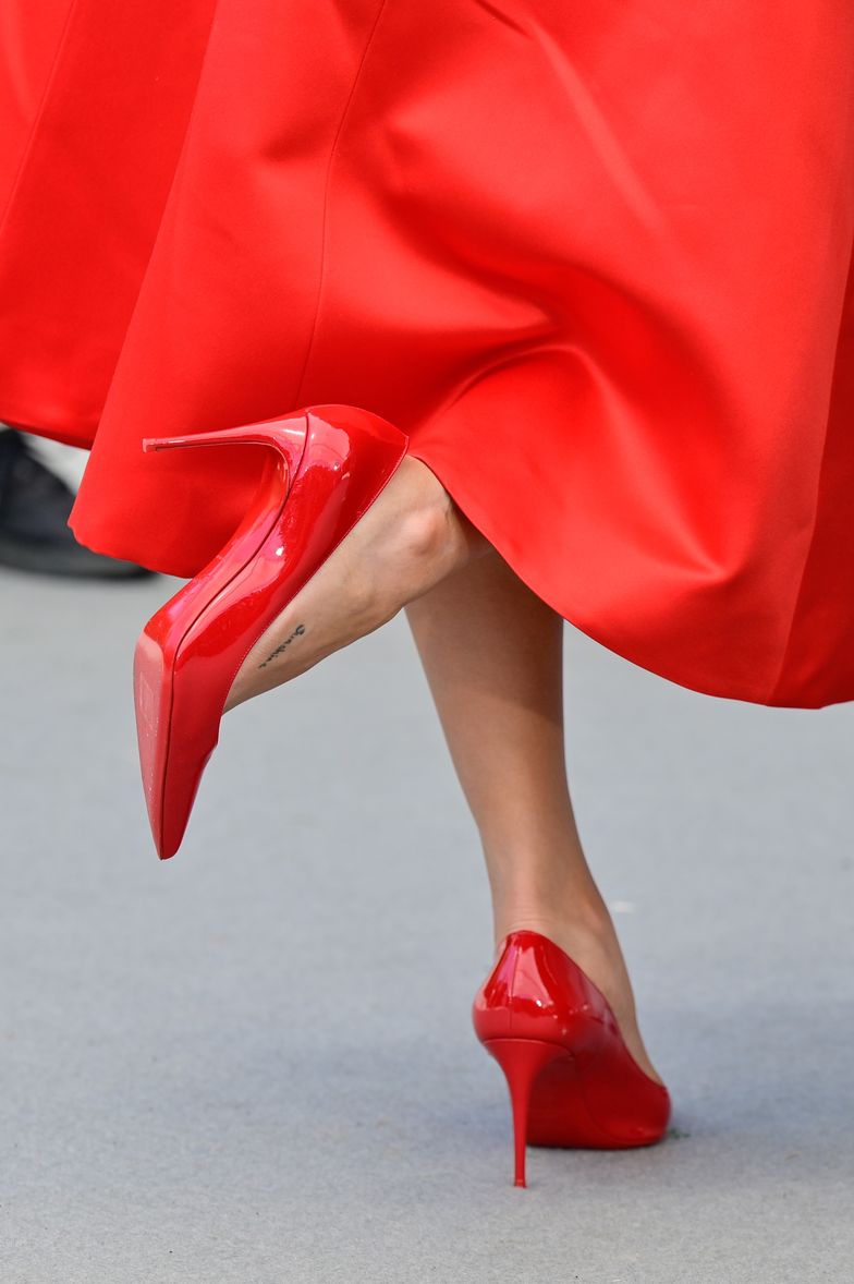Selena wdzięczy się przed obiektywami w za dużych butach. Zobaczcie te  zdjęcia - Pudelek