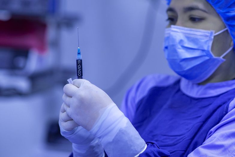 COVID-19. Dlaczego Chiny milczą o swojej szczepionce? Dają ją ludziom od lipca