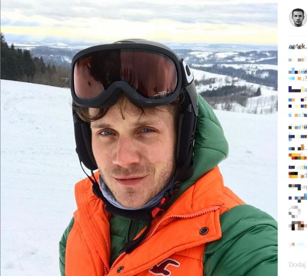 Azjatka umawia się z czarnym mężczyzną