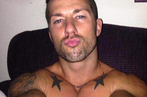 Zawiesił porno gejów