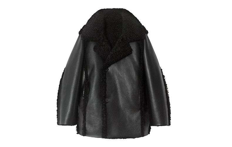 Ta kurtka H&M łączy w sobie wszystko, co obecnie modne: czerń, skórę, kożuszek.
