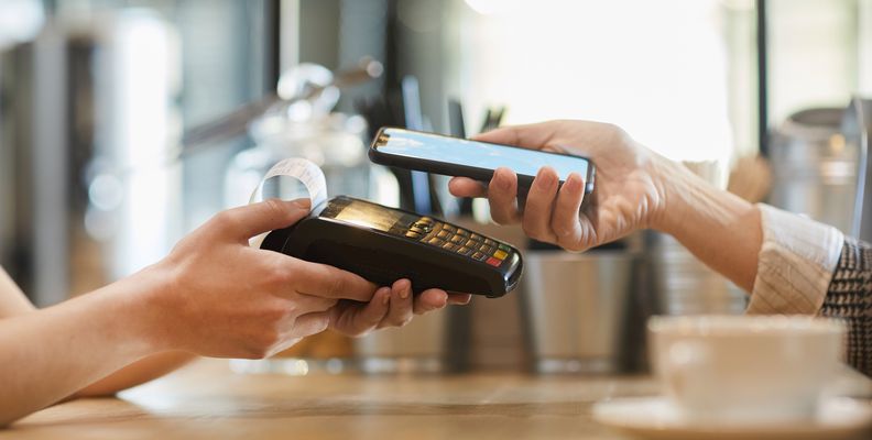 Jak płacić telefonem? Jak działa płatność NFC i BLIK?