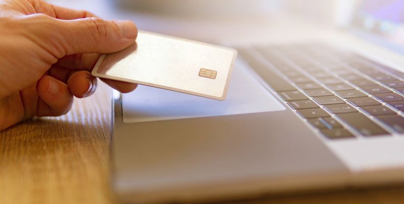 Jak działa karta kredytowa? Czy warto z niej korzystać?