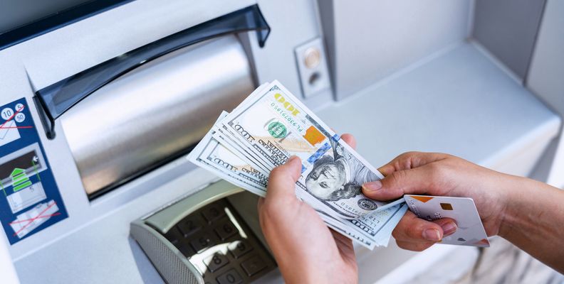 Jaką kwotę można wpłacić do banku bez kontroli US?
