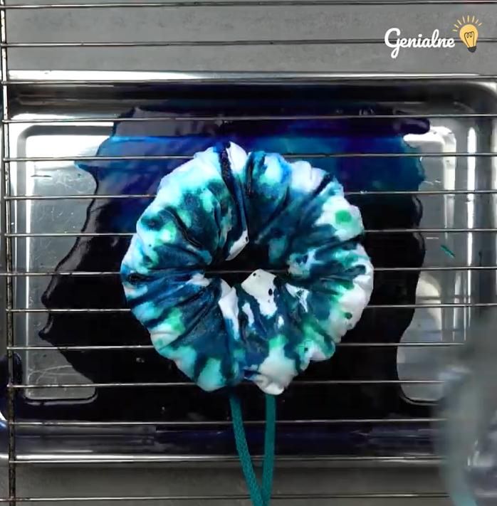 Farbowanie Ubrań Metodą Tie Dye 6 pomysłowych sposobów na farbowanie koszulki metodą "tie-dye" - Genialne