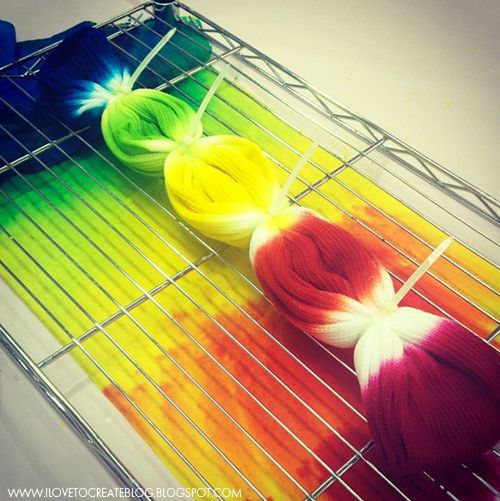 Farbowanie Ubrań Metodą Tie Dye 6 pomysłowych sposobów na farbowanie koszulki metodą "tie-dye" - Genialne