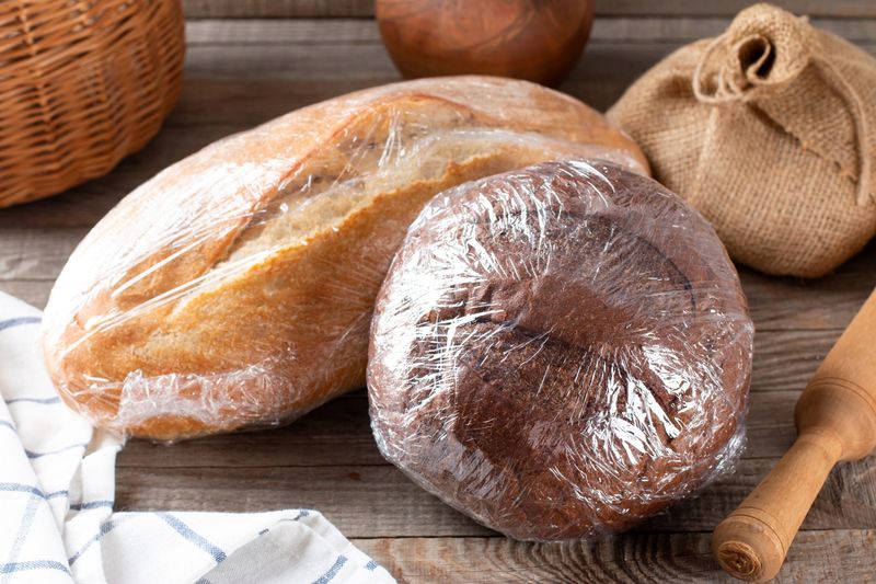 Czy można przechowywać chleb w lodówce? Fot. freepik