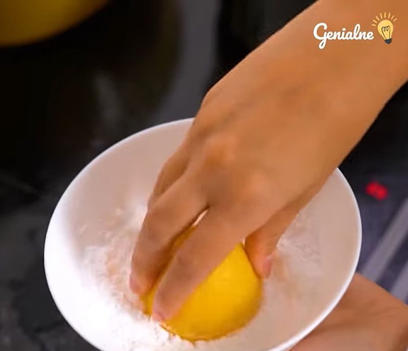 Jak wyczyścić kuchenkę domowym sposobem? Fot. Genialne.pl