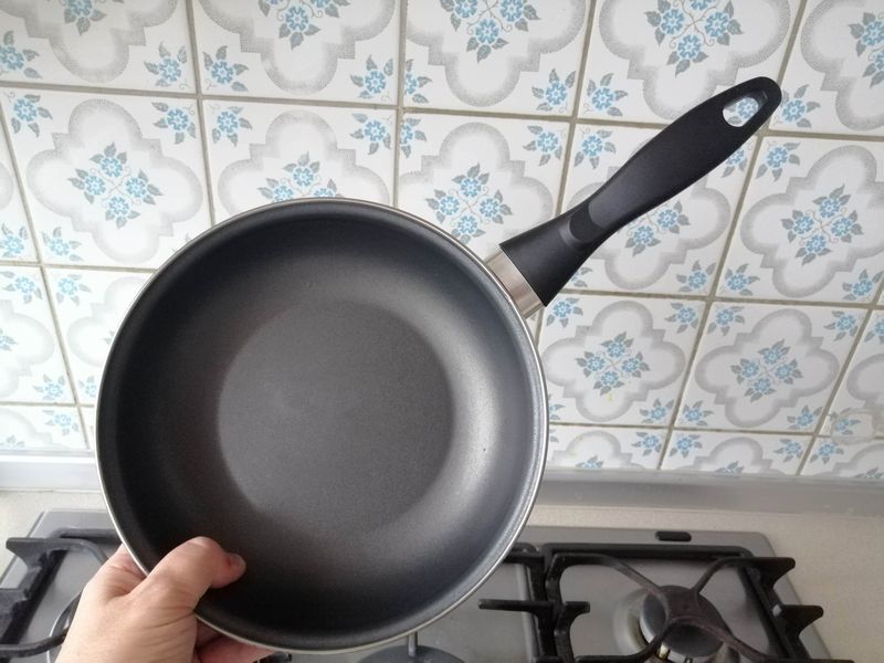 Zobacz, jak łatwo wyczyścić przypaloną patelnię. Fot. Genialne.pl