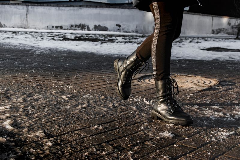 Co zrobić, żeby buty nie ślizgały się po lodzie? Fot. Freepik.com