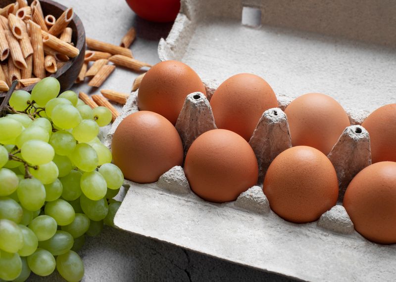 Dlaczego kasjer otwiera opakowanie jajek? Fot. Freepik.com