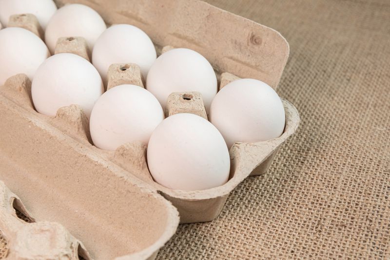 Dlaczego kasjer otwiera opakowanie jajek? Fot. Freepik.com
