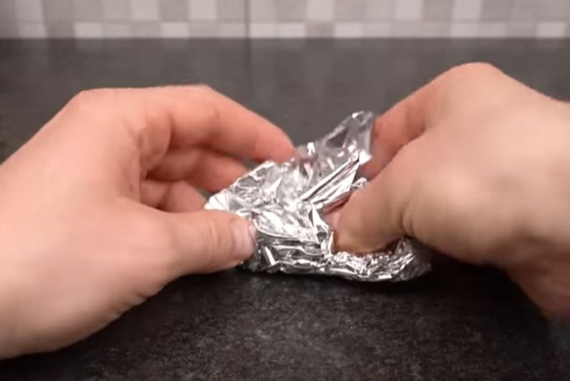 Jak wyczyścić kran bez zarysowania, fot. Come Cucinare/YouTube
