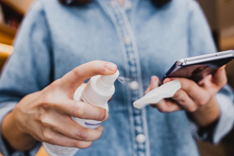 czym czyścić telefon, fot. getty images