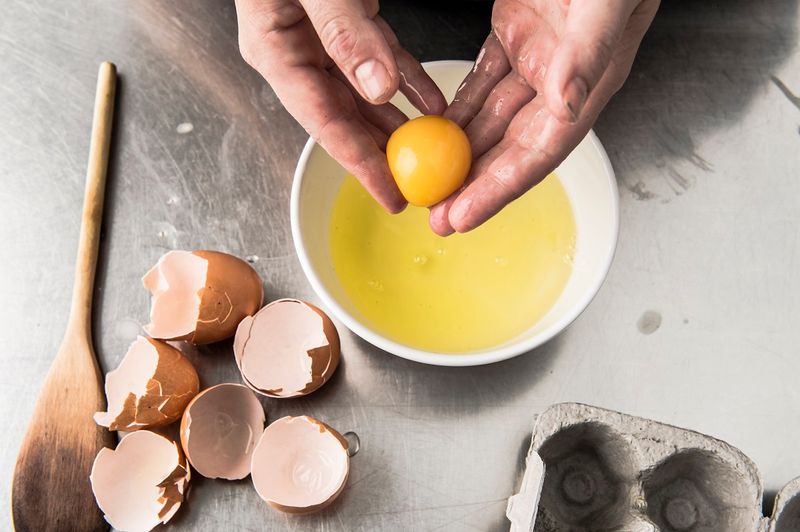 Jak oddzielić żółtko od białka? Fot. Getty Images