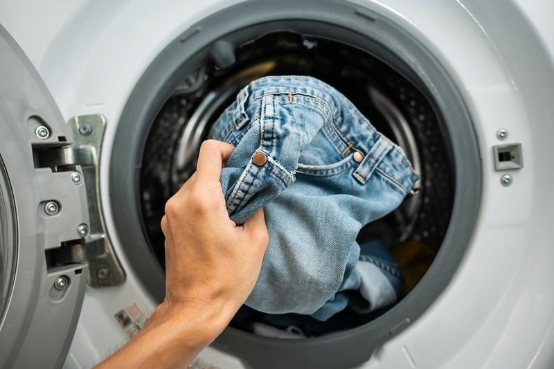 Czy prać jeansy przez pierwszym założeniem? Fot. Getty Images