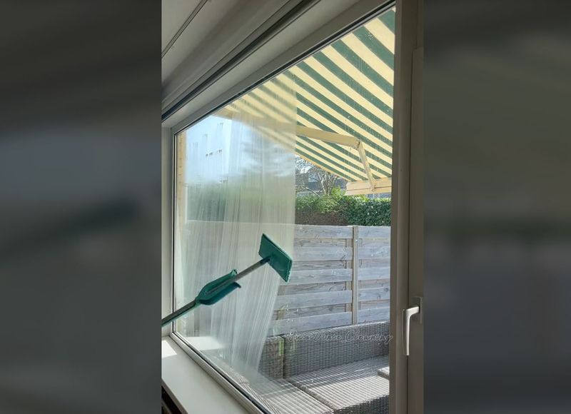 Jak umyć duże okna, fot. julia_m_si/tiktok