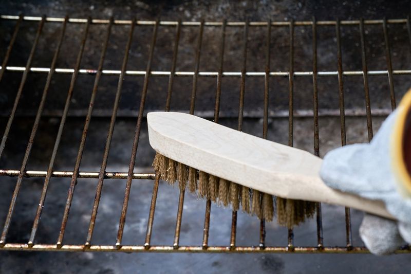 Jak wyczyścić przypalony ruszt? Fot. Getty Images