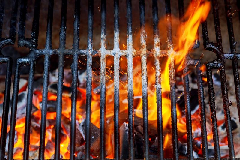 Jak wyczyścić ruszt na ognisko? Fot. Getty Images