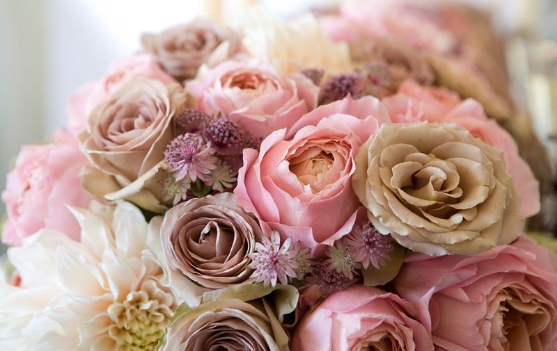 Kwiaty na ślub powinny mieć jasne kolory. Fot. Getty Images