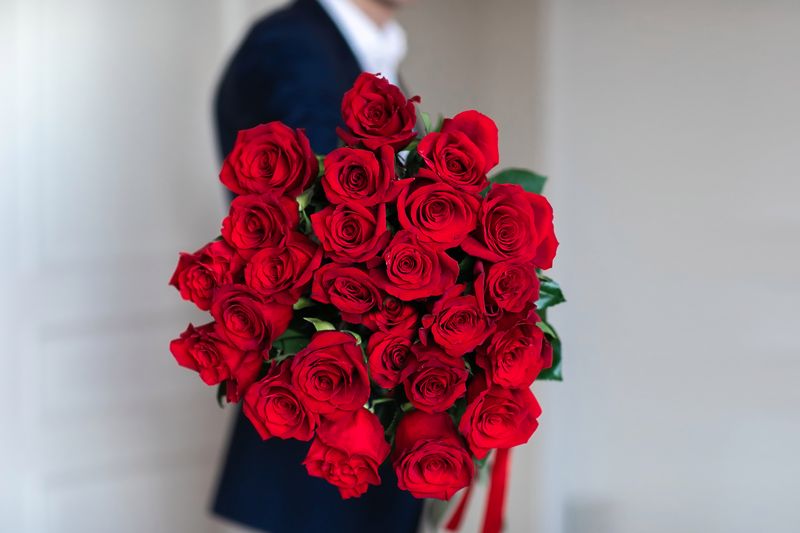Czerwone kwiaty na ślub to poważna gafa. Fot. GettyImages