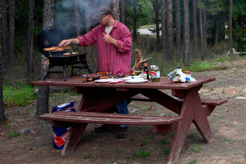 Mandat za grillowanie w lesie może być bardzo dotkliwy. Fot. Gettyimages