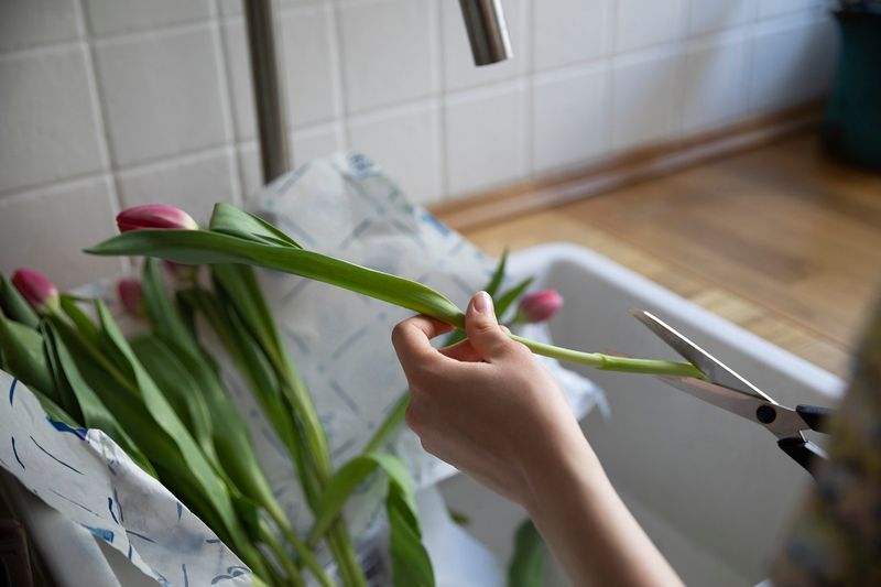Gdy tulipany w wazonie opadają, zastosuj ten trik. Fot. GettyImages