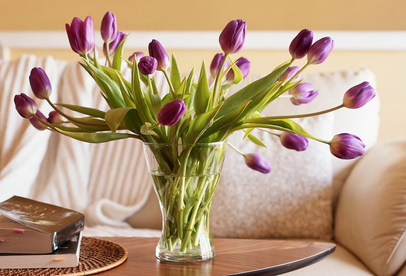 Co zrobić, kiedy tulipany w wazonie opadają? Fot. GettyImages