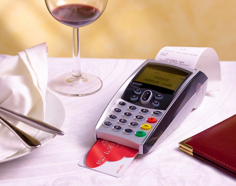 Napiwki dla kelnerów można doliczać do płatności kartą. Fot. Gettyimages