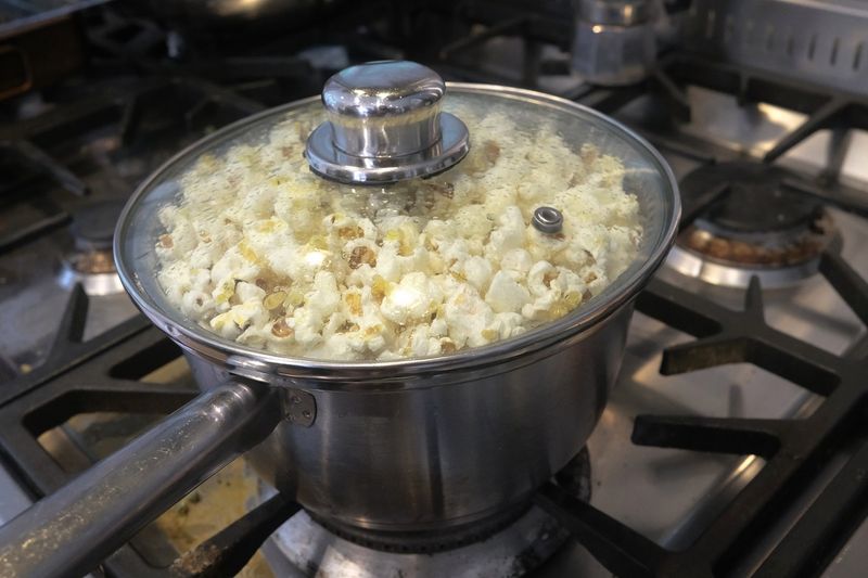 Wypróbuj nasz trik na puszysty popcorn. Fot. Gettyimages