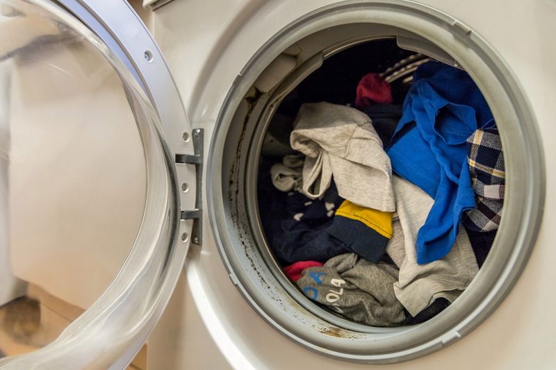 Mokre ubrania w pralce to poważny błąd. Fot. Gettyimages