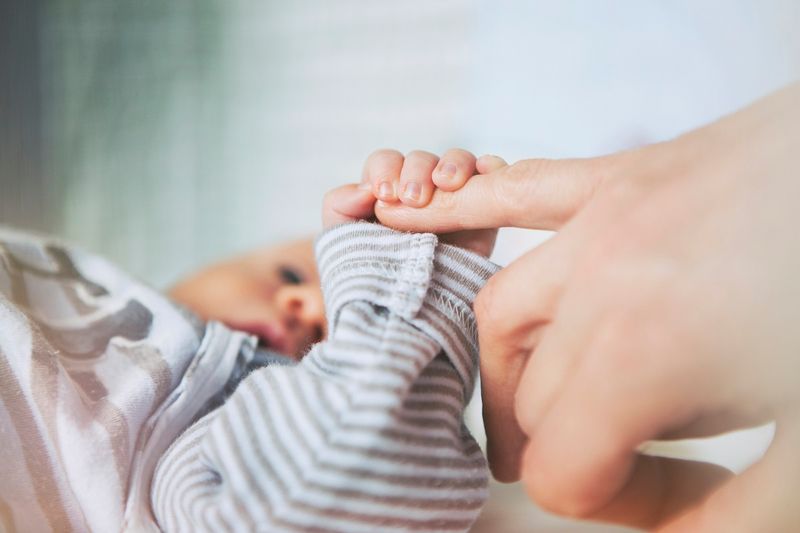 Życzenia dla noworodka należy złożyć w odpowiednim czasie. Fot. Gettyimages