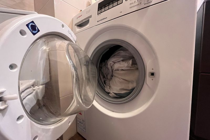 Jak prać, żeby nie niszczyć ubrań? Fot. Genialne.pl
