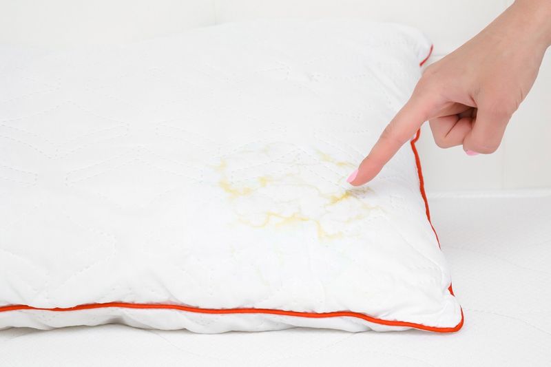 Trik na usunięcie żółtych plam z poduszki zawsze działa. Fot. Getty Images