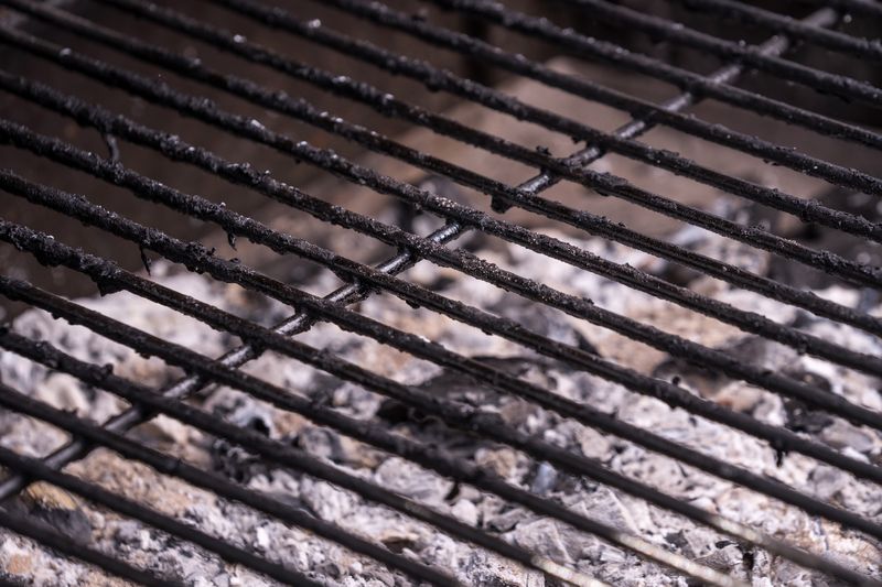 Jak wyczyścić mocno zabrudzony ruszt grilla, fot. gettyimages